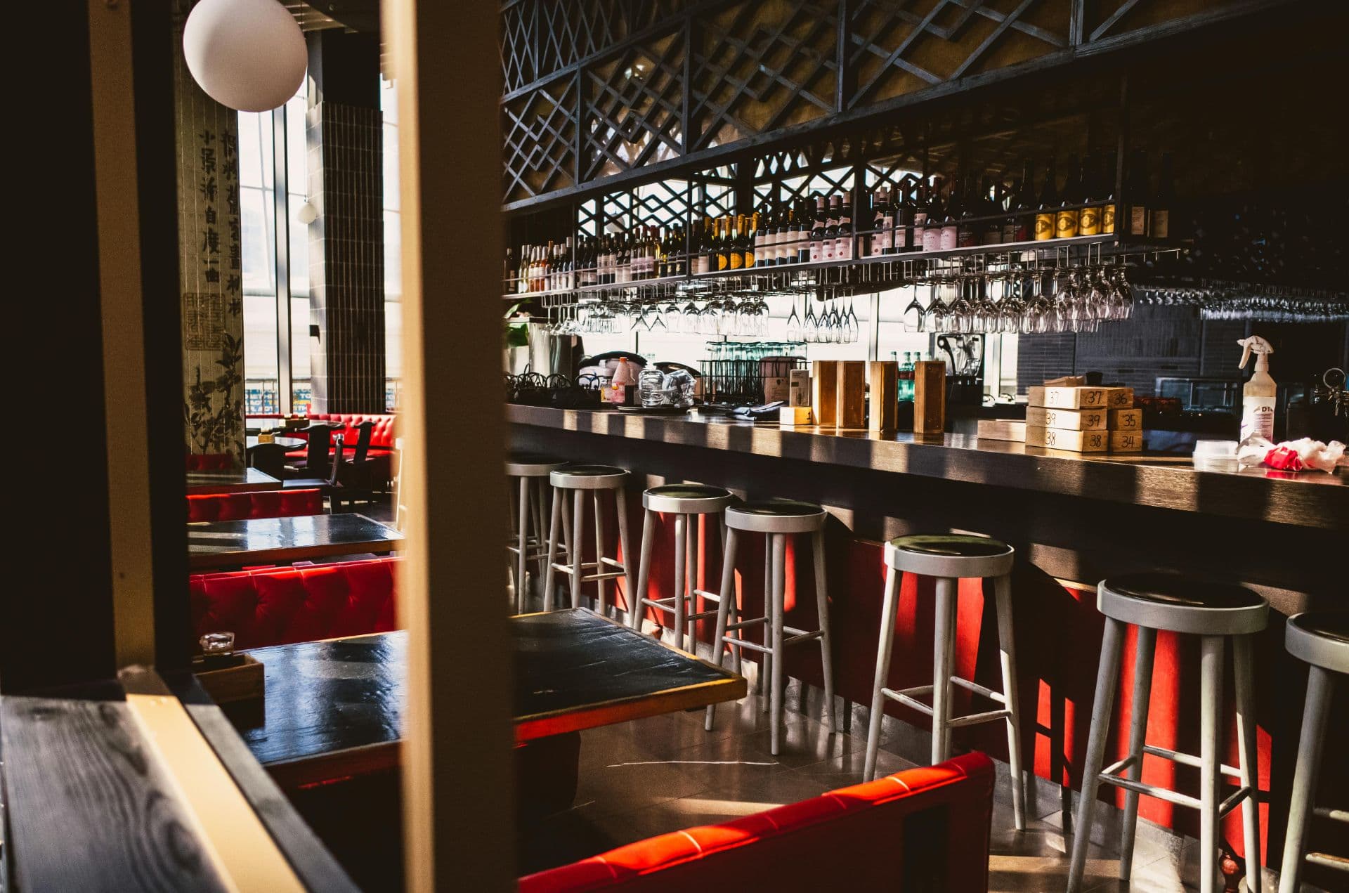 Why City Locals Are Giving Up on Saturday Night Reservations 🏙️🍷