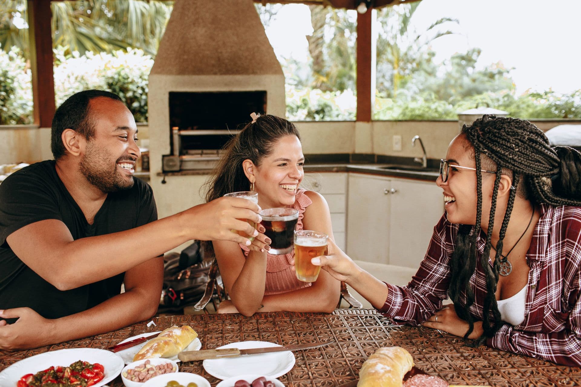 How to Host a Memorial Day Dinner Party That Everyone Remembers (Without Doing the Cooking) 🇺🇸🍔